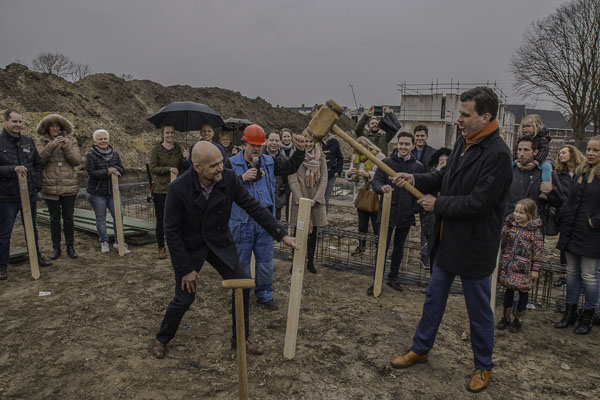 1e-paal-slaan-bouwhandeling-met-grote-houten-hamer